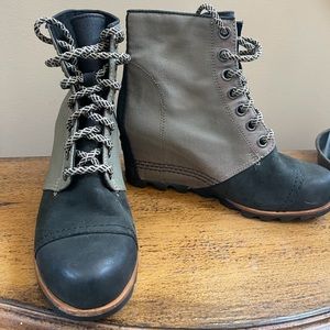 Sorel Wedge lace up boots size 9